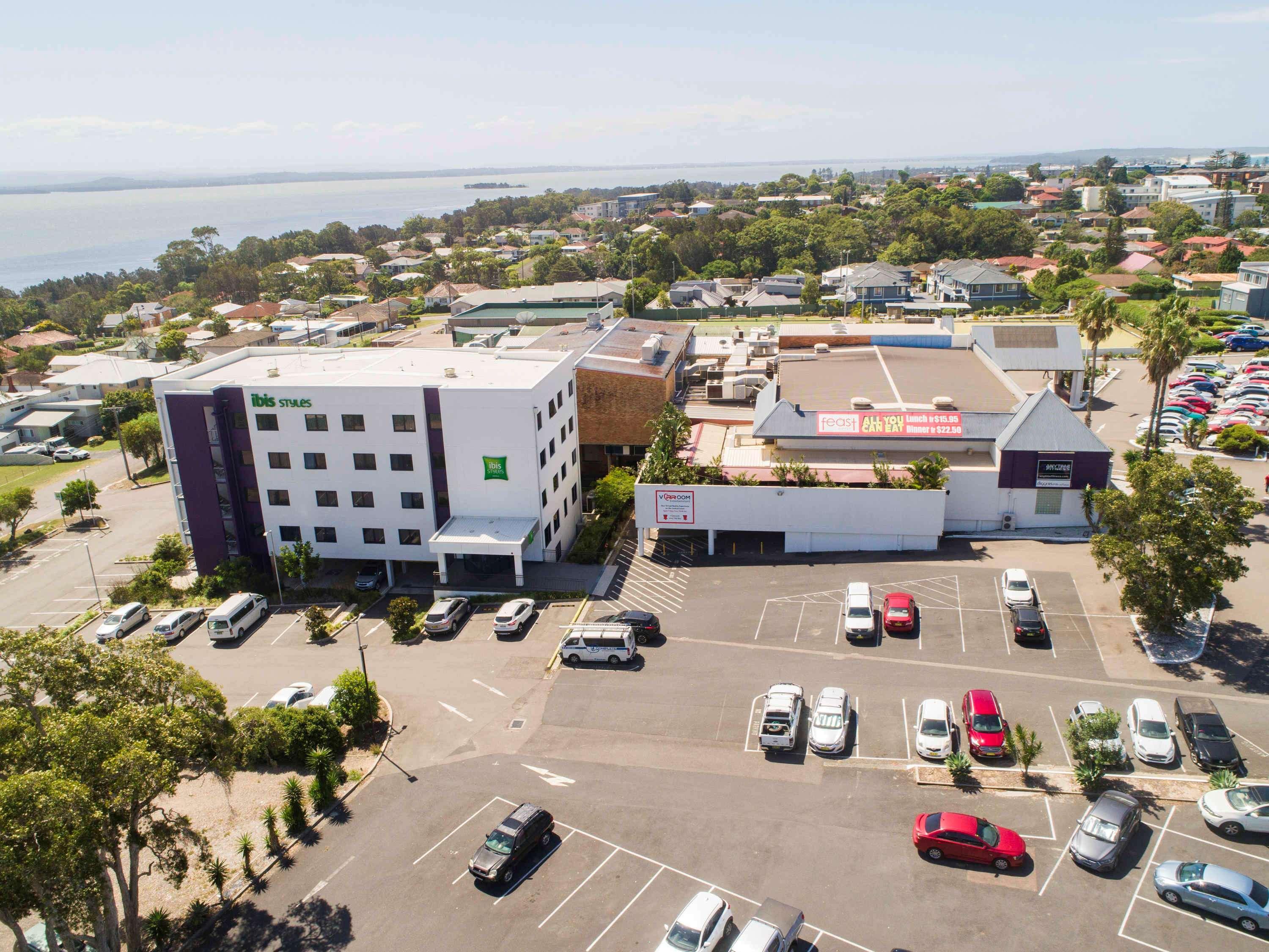Ibis Styles The Entrance Hotel Exterior photo