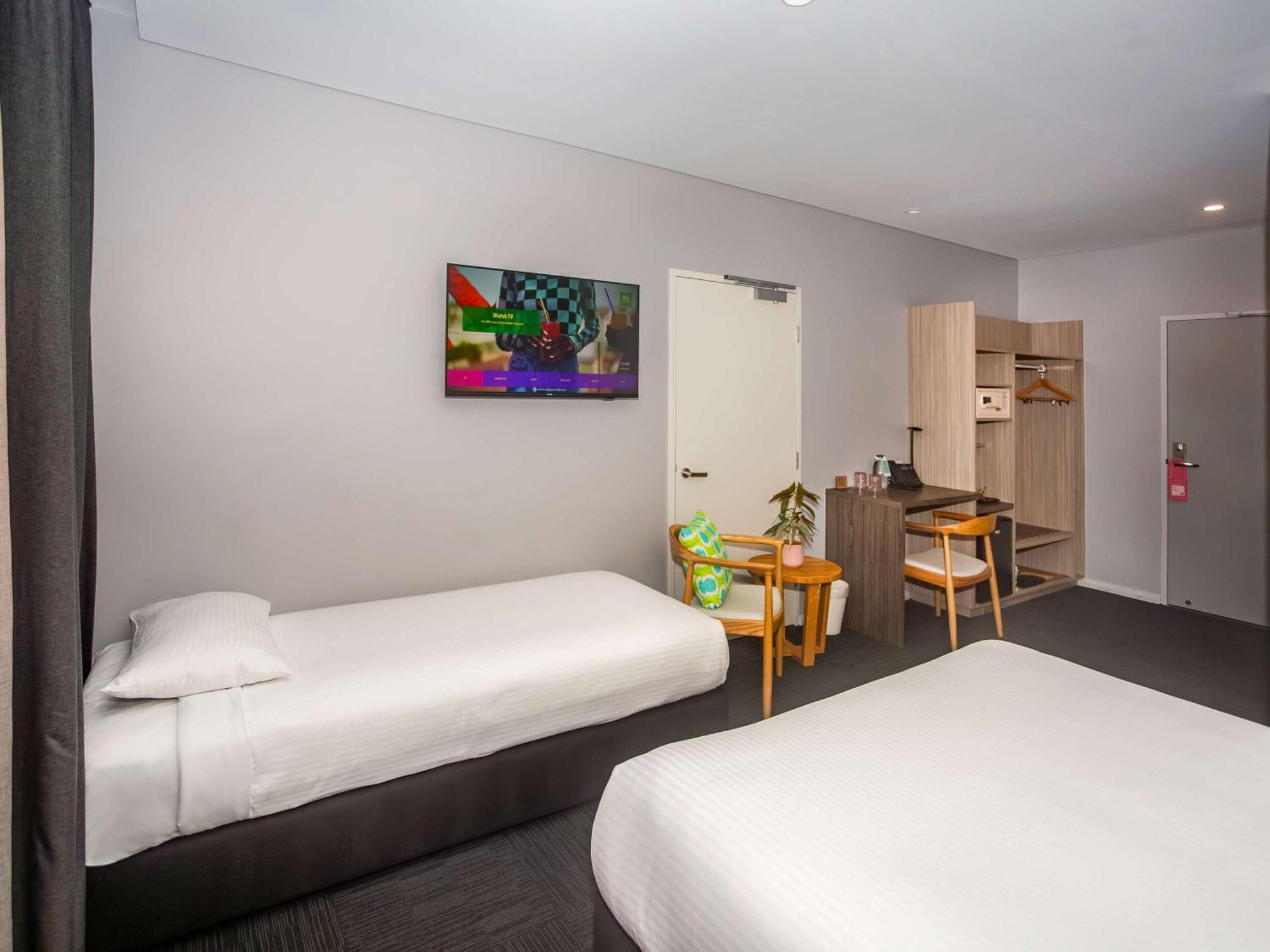 Ibis Styles The Entrance Hotel Exterior photo