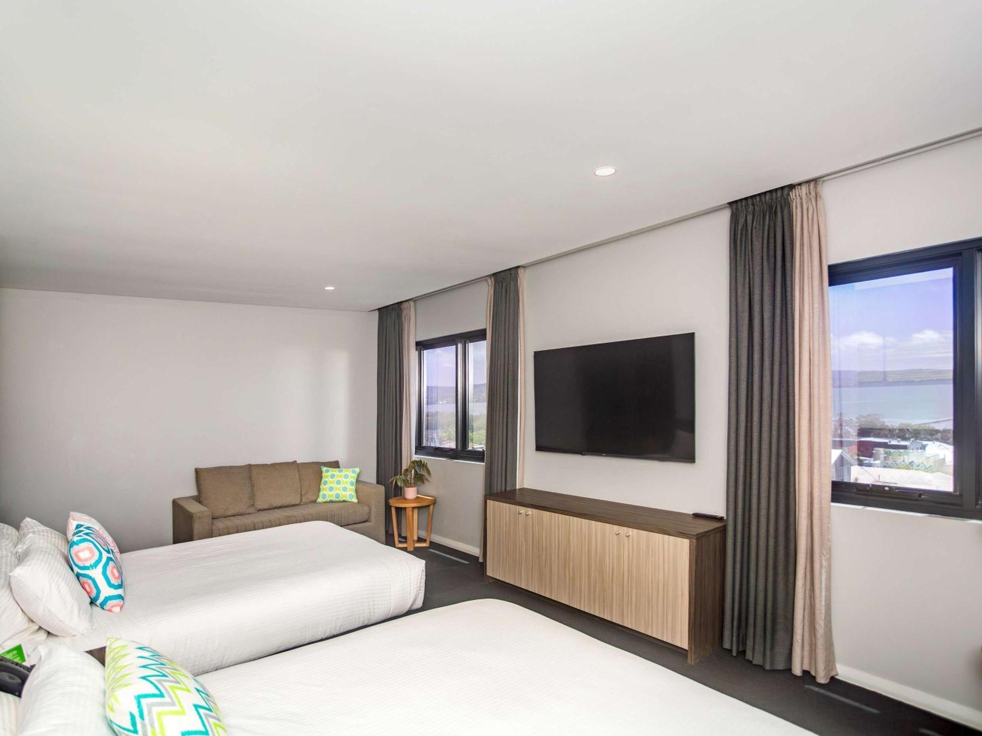 Ibis Styles The Entrance Hotel Exterior photo