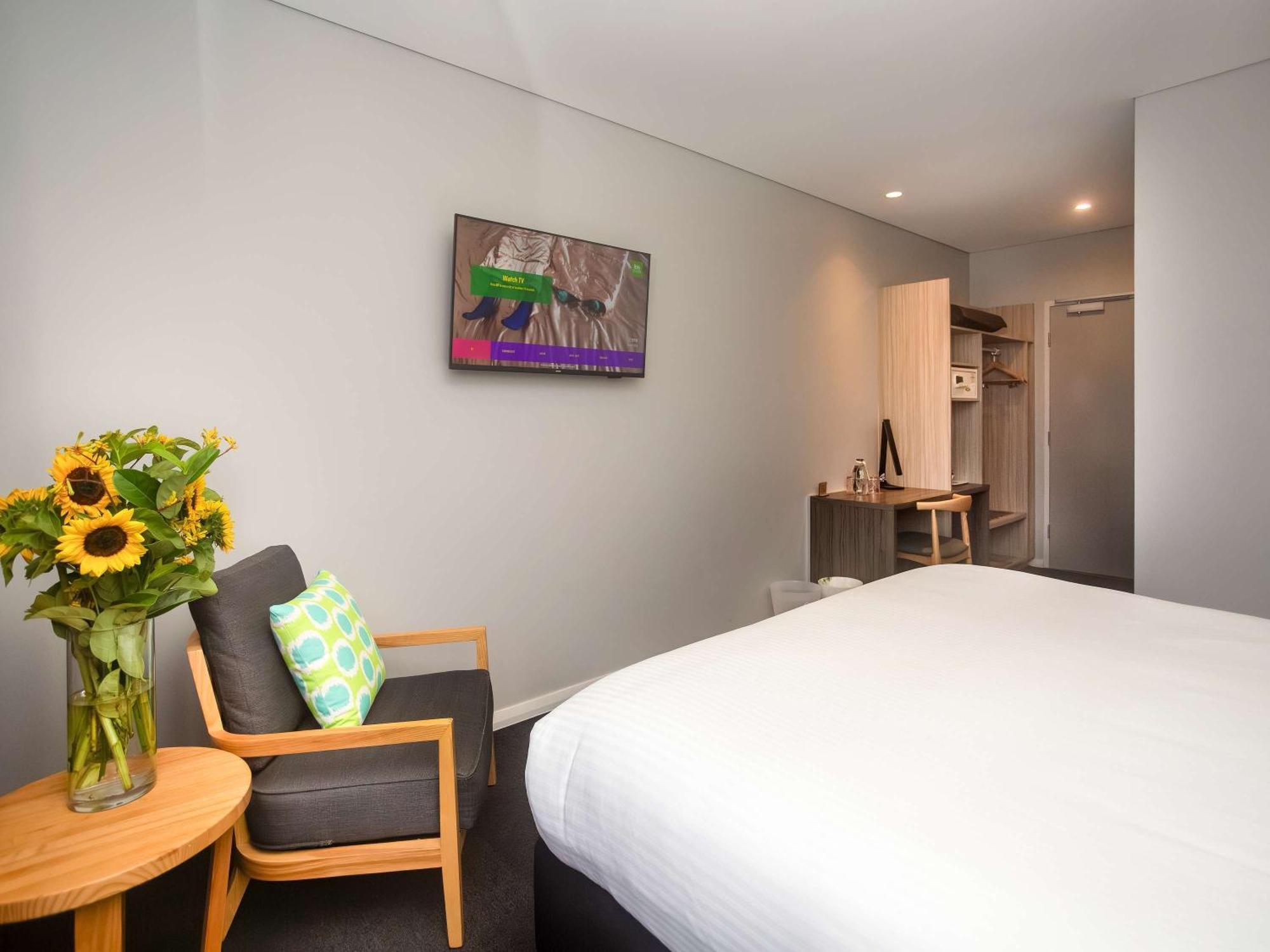 Ibis Styles The Entrance Hotel Exterior photo